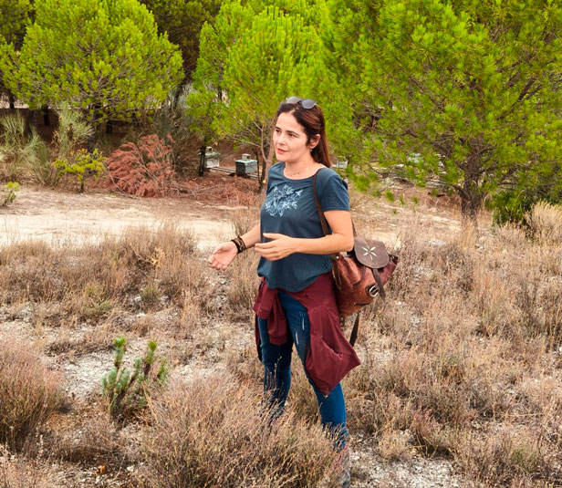 Visita guiada por Minerva Sandonis a las colmenas